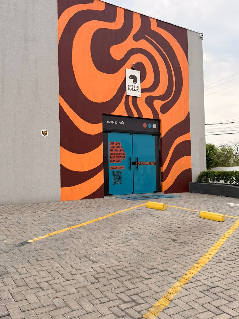Fachada da loja Mestre Dalma — mural laranja e portas azuis com placa da marca